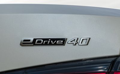 Logo eDrive d'une voiture 100% électrique